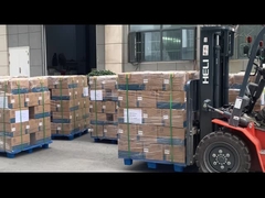 Os trabalhadores estão carregando veículos